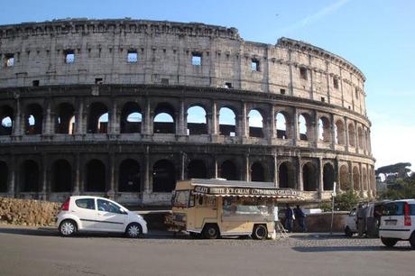 NON NE AVETE ANCORA ABBASTANZA? E ALLORA BECCATEVI UN'ALTRA CARRELLATA DI CARTOLINE DAL COLOSSEO, UNO DEI LUOGHI SIMBOLO PER COGLIERE APPIENO IL NOSTRO GRADO DI PERACOTTAGGINE E INCIVILTA'