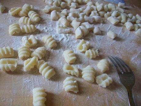 Gnocchi di Farina con Sugo di Tonno e un'Opportunità per Risparmiare