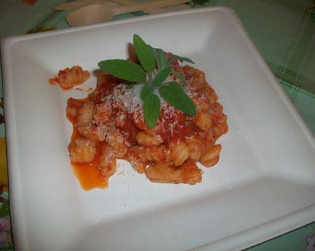 Gnocchi di Farina con Sugo di Tonno e un'Opportunità per Risparmiare