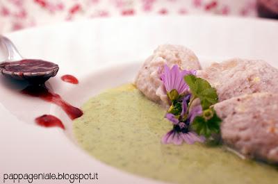 Gnocchi di marmellata di fragole, su fonduta di taleggio e malva... al burro di cacao!