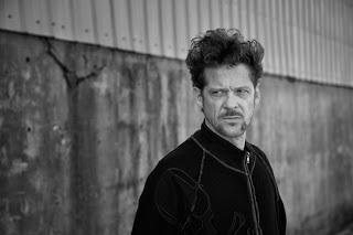 Un fan esaltato fa cadere Jason Newsted dal palco