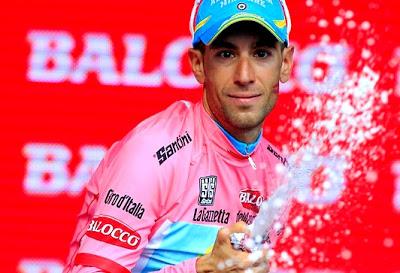 Giro d'Italia, Nibali vince la crono e diventa sempre più rosa