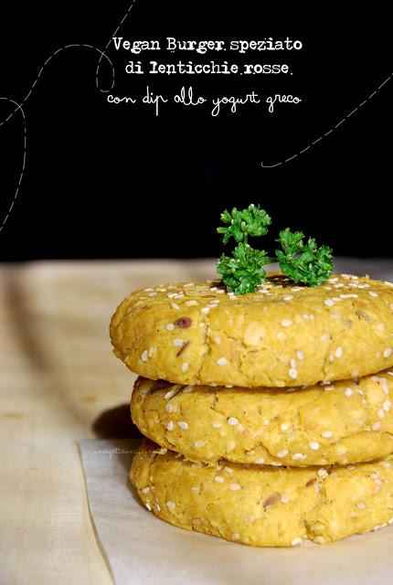 Vegan Burger speziato di lenticchie rosse con dip allo yogurt greco