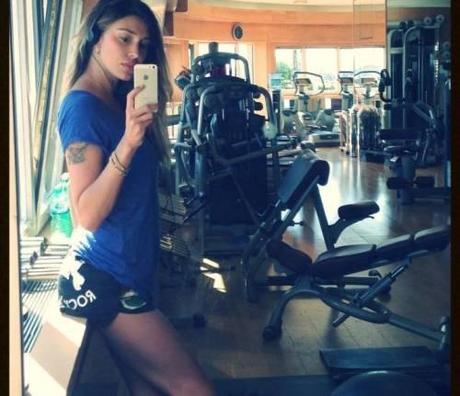 Belen Rodriguez, autoscatto in palestra