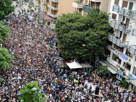 Il corteo antimafia si conclude sotto la magnolia di Falcone