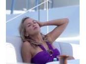 Sharon Stone rilassa sotto sole Cannes