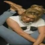 Shakira contorsionista nello spot per “The Voice” (video)