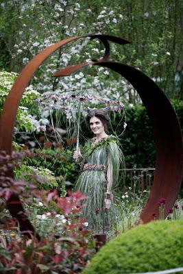 Zita Elze_vestito di fiori al Chelsea Flower Show 2013