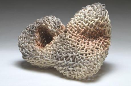 BELLISSIMI INTRECCI ED EFFETTI DI SUPERFICIE NELLE SCULTURE DI CERAMICA DI PHYLLIS KUDDER SULLIVAN