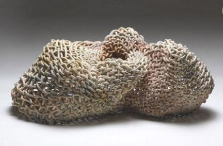 BELLISSIMI INTRECCI ED EFFETTI DI SUPERFICIE NELLE SCULTURE DI CERAMICA DI PHYLLIS KUDDER SULLIVAN