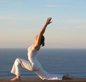 Dal mare al deserto: lo yoga in vacanza