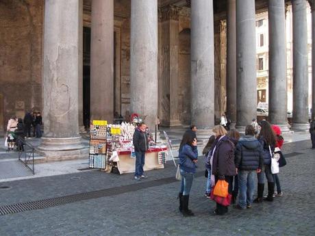 Impossibile fotografare i monumenti. E pare che sia tutto legale. Ecco cosa succede al Pantheon. Gente incredula...