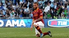 Roma, tifosi in rivolta a Trigoria: petardi e cori contro De Rossi e dirigenza