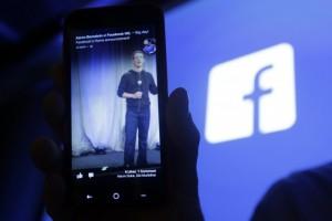 Slitta il lancio dello smartphone Facebook in Europa