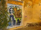 Trashtevere invasa graffiti: foto agghiaccianti delle saracinesche negozi! mantenerle pulite dev'essere obbligo, come tutti paesi civili!