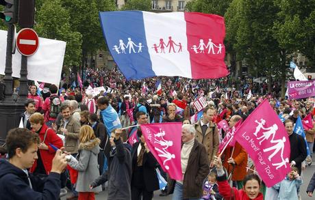 Francia, un milione in piazza contro i gay? Oppure a favore del matrimonio?