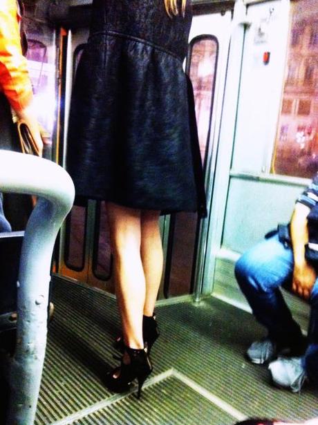 soprabito nero, scarpe con cavigliera, tram, tram milano, milan street style, milano street style, atm, outfit elegante