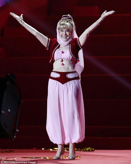 Magicamente evergreen!  Barbara Eden, 78, coraggiosamente indossato il suo I Dream of Jeannie crop-top e pantaloni harem per la cerimonia di apertura del 21 ° Life Ball di Vienna Sabato