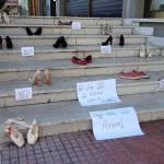 Fabiana Luzzi, scarpe con fiocco rosso per dire “no” alla violenza