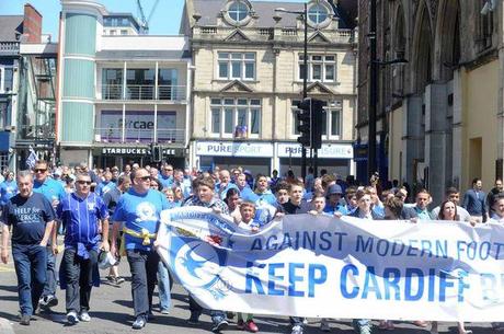 “We’re Cardiff City, we’ll always be blue” corteo di protesta dei tifosi del Cardiff City contro il rebrand(VIDEO)