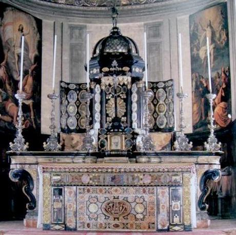 Modello attinente, in particolare, anche alla forma del tempietto dell’Osanna di Nardò comunque identificato come oggetto liturgico o d’arredo sacro già dal Manieri-Elia negli anni ’70. In questo caso si indica per l’interessante binomio con le reliquie che assumono la forma di ovuli che in ambito salentino ha innescato varianti costruttive altamente caratteristiche ed eleganti