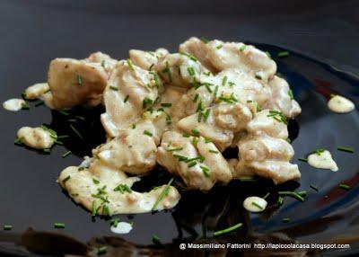 Un po'  di oriente in cucina: Polpa di pollo al curry verde con erba cipollina e coriandolo