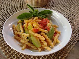 Pasta al pomodoro fresco e zucchine.