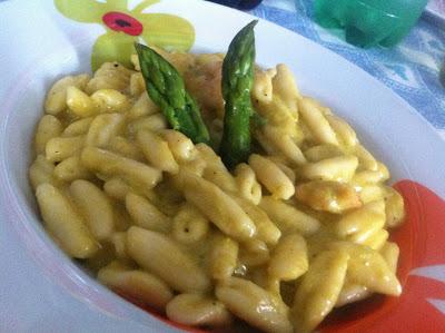 Cavatelli con crema di asparagi e gamberetti