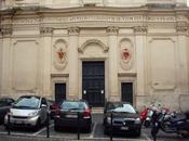 Piazze qualsiasi angolo mondo sarebbero deliziosi salottini. batte contro tavolini, perche' protesta maghine?