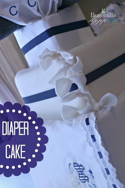Baby shower navy style: torta con pannolini bianca e blu
