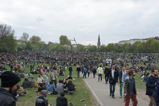 Un inguaribile viaggiatore alla festa del primo maggio a Berlino