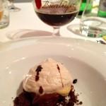 Caramello a base di Douchesse de Bourgogne, cioccolato bianco bruciato, caffè e nocciole