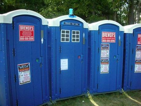 Un bagno chimico o un TARDIS?