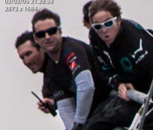 i volti dell'equipaggio nello sforzo della regata