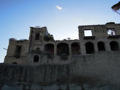 Suggestioni all'imbrunire al parco archeologico Pausilypon di Napoli