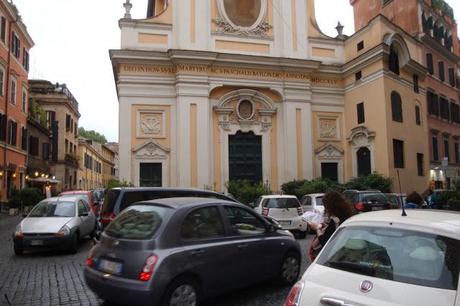 ROMA E' UNICA, LA RICONOSCI AL VOLO. CON QUEL FASCINO UN PO' BUZZURRO E TRIVIALE CHE ISPIRA SUBITO COMPASSIONE...