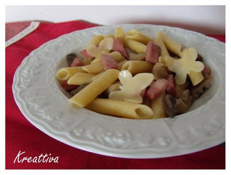 Penne con farfalline di formaggio e mortadella