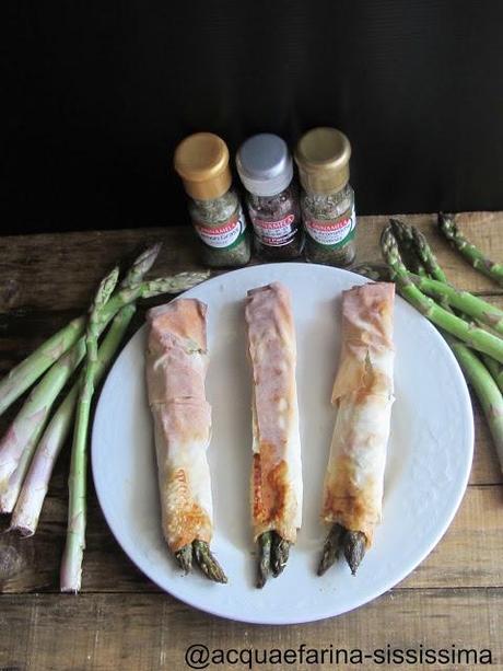 sigari di pasta fillo con asparagi e salmone scozzese