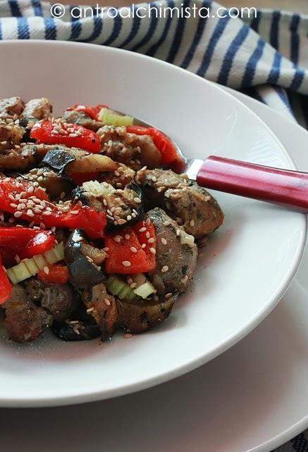 Insalata Tiepida di Pollo e Tacchino con Sedano, Melanzane e Peperoni