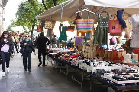 1, 2, 3, 4, 5, 6, 7, 8, 9, 10... DIECI BANCARELLE AI QUATTRO ANGOLI DI UN CROCICCHIO DI VIA COLA DI RIENZO! STRADA DELLO SHOPPING DELLA ROMA BENE, RICCA DI DENTI CARIATI