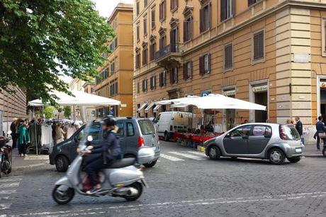 1, 2, 3, 4, 5, 6, 7, 8, 9, 10... DIECI BANCARELLE AI QUATTRO ANGOLI DI UN CROCICCHIO DI VIA COLA DI RIENZO! STRADA DELLO SHOPPING DELLA ROMA BENE, RICCA DI DENTI CARIATI