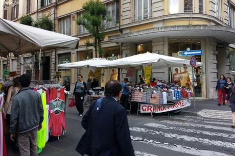 1, 2, 3, 4, 5, 6, 7, 8, 9, 10... DIECI BANCARELLE AI QUATTRO ANGOLI DI UN CROCICCHIO DI VIA COLA DI RIENZO! STRADA DELLO SHOPPING DELLA ROMA BENE, RICCA DI DENTI CARIATI