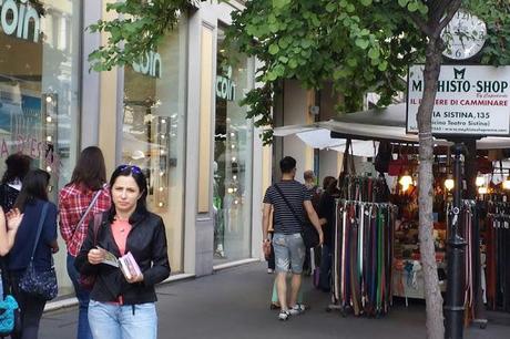 1, 2, 3, 4, 5, 6, 7, 8, 9, 10... DIECI BANCARELLE AI QUATTRO ANGOLI DI UN CROCICCHIO DI VIA COLA DI RIENZO! STRADA DELLO SHOPPING DELLA ROMA BENE, RICCA DI DENTI CARIATI