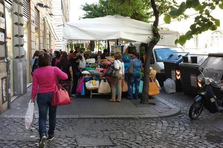 1, 2, 3, 4, 5, 6, 7, 8, 9, 10... DIECI BANCARELLE AI QUATTRO ANGOLI DI UN CROCICCHIO DI VIA COLA DI RIENZO! STRADA DELLO SHOPPING DELLA ROMA BENE, RICCA DI DENTI CARIATI