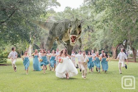 Matrimonio, spopola sul web lo scatto da paura con dinosauro