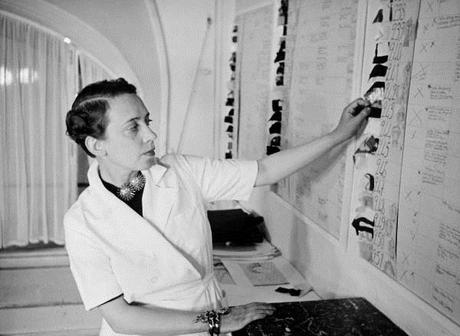 La creatrice Elsa Schiaparelli nel suo atelier. Fonte: anamontielblog.blogspot.fr