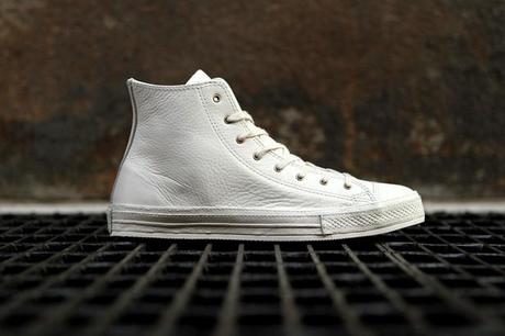 Le sneaker Converse Chuck Taylor premium en cuir blanc. Crediti foto: Converse.