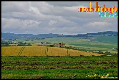 nuvole di pioggia sulla val d'Orcia