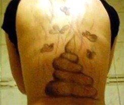 Si vendica della ex (traditrice)  regalandole un tattoo a forma di str@nzo