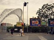 bellissimo ponte congiunge ostiense garbatella assalito dalla fame cartellonara ridotto cagata pazzesca. scenette romane